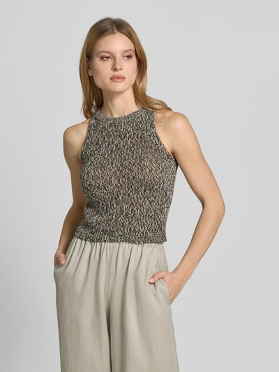 Modelka nosi top z dzianiny z okrągłym dekoltem od Style Icon Collection, mieszanka bawełny, dopasowany krój, gruby ścieg, długość tyłu w rozmiarze S: 51 cm, widok z przodu, zbliżenie na górną część ciała.