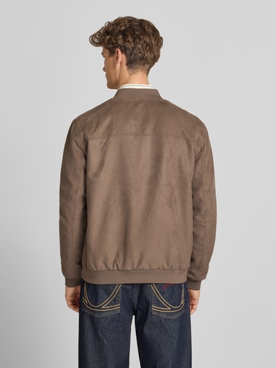 Männermodel trägt Regular Fit Bomberjacke in Lederoptik Modell 'LUCAS' von Only & Sons, Optik: Unifarben, Ganzkörperansicht Rückansicht.