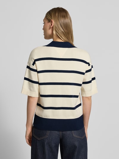 Modelka nosi Regular Fit Pullover aus reiner Baumwolle von Tommy Hilfiger, efekt: wzór w paski, krój regular fit, wyhaftowane logo, kołnierzyk polo, dekolt w serek, krótki rękaw, zakończenia prążkowane, drobny splot, bawełna, widok całej sylwetki od tyłu.