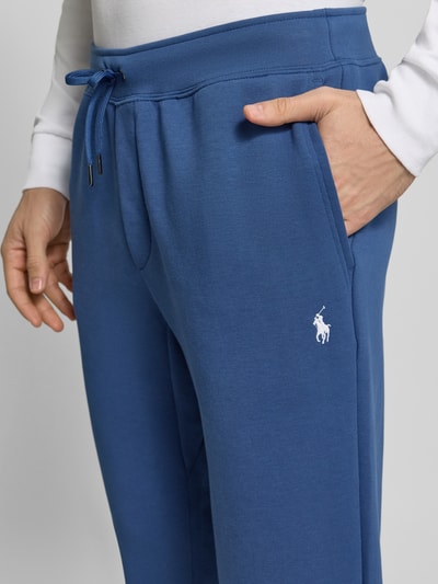 Männermodel trägt Sweatpants mit elastischem Bund von Polo Ralph Lauren aus Baumwoll-Mix mit Tunnelzug und Eingrifftaschen, Nahaufnahme Oberkörper.