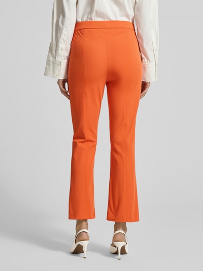 Männermodel trägt Schlupfhose aus Techno Cotton Superstretch Modell 'MACY B 7/8' von Raffaello Rossi, pomarańcz, szwy podłużne, elastyczny pas, skrócony krój, szerokość w rozmiarze 36: 38 cm, długość wewnętrzna nogawki: 69 cm, widok całej sylwetki od tyłu
