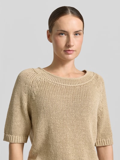 Modelka kobieca nosi sweter z dzianiny z mieszanki lnu i bawełny, krój regular fit, okrągły dekolt, rękaw o dł. 1/2, Strickpullover aus Leinen-Mix mit 1/2-Arm od Luisa Cerano, długość tyłu w rozmiarze 36: 55 cm, długość rękawów w rozmiarze 36: 36 cm, beżowy, widoczne grube sploty, matowa tekstura, prosty wzór, zbliżenie na górną część ciała, ujęcie z przodu.