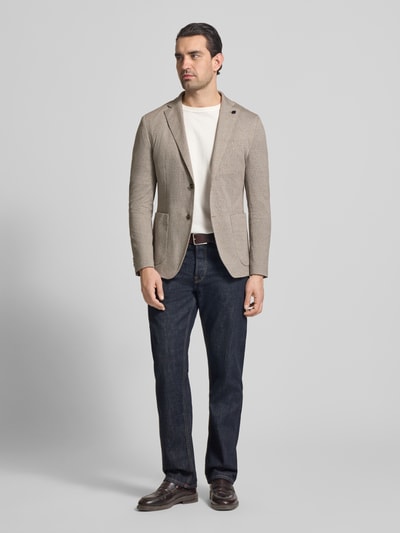 Männermodel trägt Regular Fit Blazer mit Zierstein von HECHTER PARIS, Baumwoll-Mix, beige, Reverskragen, Aufgesetzte Taschen, 2-Knopfleiste, Ganzkörperansicht von vorne.
