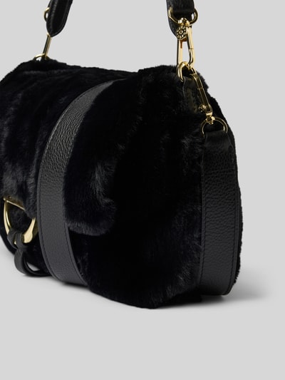 Produktfoto, Crossbody Bag aus echtem Leder Modell 'TEMI' von Abro, schwarzes Leder und weiche Fellstruktur, goldene Details, Hauptfach mit Überschlag, abnehmbarer Schulterriemen, kurzer Henkel, Innenfach mit Reißverschluss