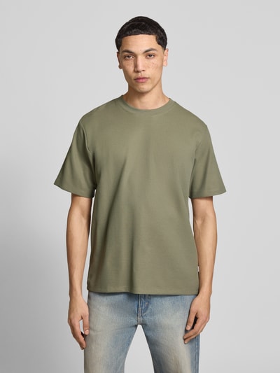 Mannelijk model draagt T-shirt met ronde hals model 'AUSTIN' van Jack & Jones, elastische materiaalmix met katoen, recht model, ruglengte bij maat M 68 cm, effen lichtgroen, gladde textuur, voorkant volledige lichaamsopname.