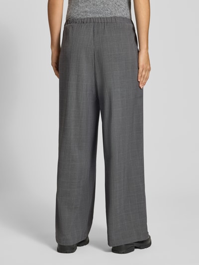 Vrouwenmodel draagt grijze wijde broek met lichte ruitstructuur, Weite Hose mit Viskose-Anteil Modell 'LENIA' van ONLY, damesperspectief, volledige achteraanzicht.