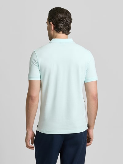 Männermodel trägt Slim Fit Poloshirt mit Logo-Stitching von MCNEAL in Hellblau, reine Baumwolle, Polokragen, Ganzkörperansicht Rückansicht.