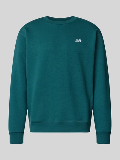 Produktfoto, Sweatshirt mit Rundhalsausschnitt und Label-Stitching von New Balance in Grün, Baumwoll-Mix, Relaxed-Fit, strukturierte Oberfläche