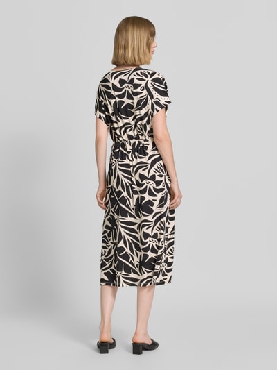 Frauenmodel trägt Midikleid mit Kordelzug und V-Ausschnitt Modell 'MARICA' von Soyaconcept, Lyocell-Mix, Taillierter Schnitt, Ganzkörperansicht Rückansicht.