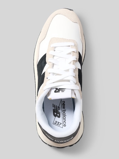 Produktfoto, Sneaker aus Leder mit Label-Details Modell '237' von New Balance, weiße und beige Töne, schwarze Akzente, profilierte Sohle, runde Form, Schnürung, beschichtetes Leder, Damen Sneaker, Absatzhöhe 3 cm, Schafthöhe 7 cm, Schaftweite 8 cm, Nahaufnahme von oben