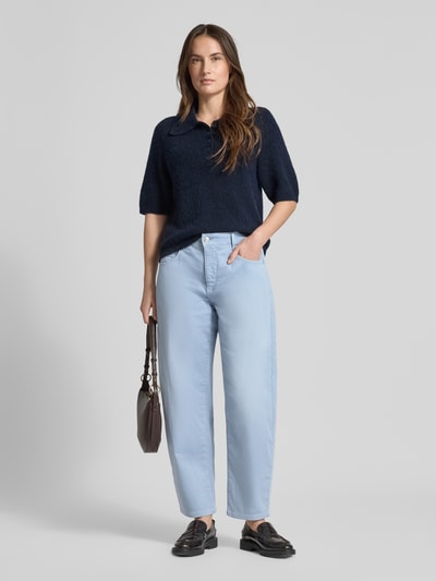 Frauenmodel trägt Wide Fit Jeans im 5-Pocket-Design Modell 'Danni' von MAC, jasnoniebieski, elastyczna bawełna, szerokość w rozmiarze 36: 40 cm, długość nogawki wewnętrznej w rozmiarze 36: 72 cm, widok całopostaciowy z przodu.