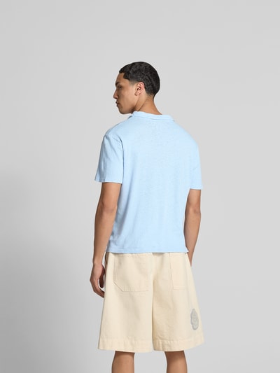 Officine Générale Poloshirt mit V-Ausschnitt Hellblau 5