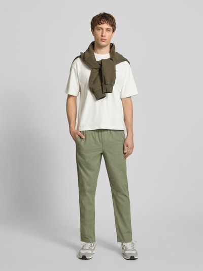 Männermodel trägt Tapered Leinenhose aus Baumwoll-Leinen-Mix Modell 'LINUS' von Only & Sons in Melange-Optik, Ganzkörperansicht von vorne.