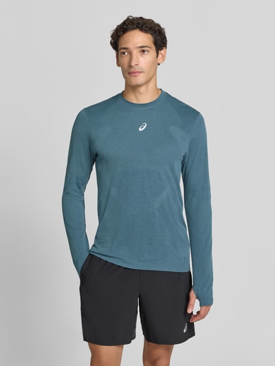 Männermodel trägt Longsleeve mit Logo-Print und Rundhalsausschnitt von ASICS, gerade geschnitten, Farbe Türkis, Nahaufnahme Oberkörper.