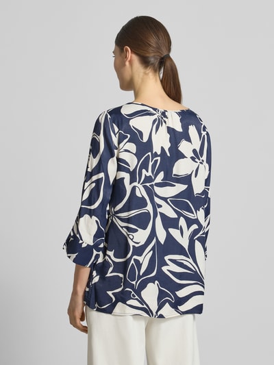 Kobiece modelka ma na sobie Bluse aus Viskose mit Rundhalsausschnitt od Betty Barclay, czarno-biały allover, krój regular fit, widok całej sylwetki z tyłu.
