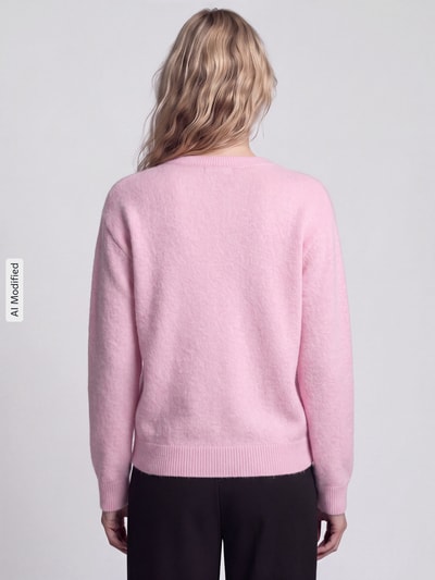 Männermodel trägt hellrosa sweter z dodatkiem wełny Regular Fit Pullover mit Woll-Anteil Modell 'ALLY' von PIECES, widok całej sylwetki od tyłu, KI-modifiziertes Bild.