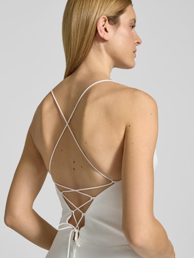 Vrouwenmodel draagt Avondjurk mit rückseitiger Schnürung und Wasserfall-Ausschnitt van V.M., elastische materiaalmix, A-lijn, ruglengte 155 cm, borstwijdte 33 cm, detailopname rugaanzicht