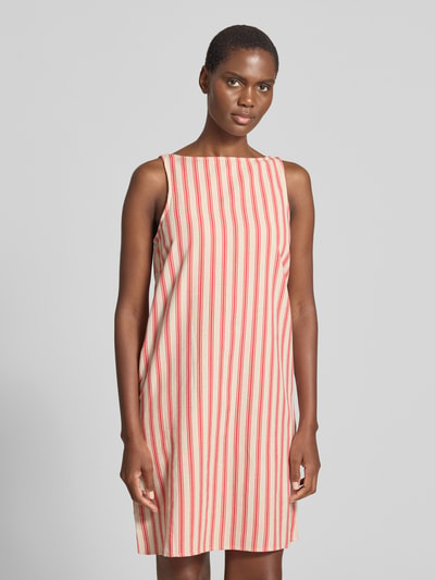 Frauenmodel trägt Minikleid aus Viskose-Mix mit Leinen-Viskose-Anteil, U-Boot-Ausschnitt, Straight Fit, Modell 'PRISILLA' von Vila, Ganzkörperansicht von vorne.