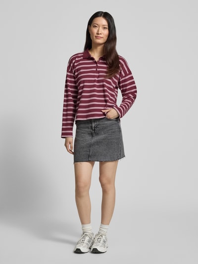 Frauenmodel trägt Regular Fit Jeansrock aus Baumwoll-Mix Modell 'TESSA' von Vero Moda in grauer Denim-Optik, 5-Pocket-Design, Ganzkörperansicht von vorne.