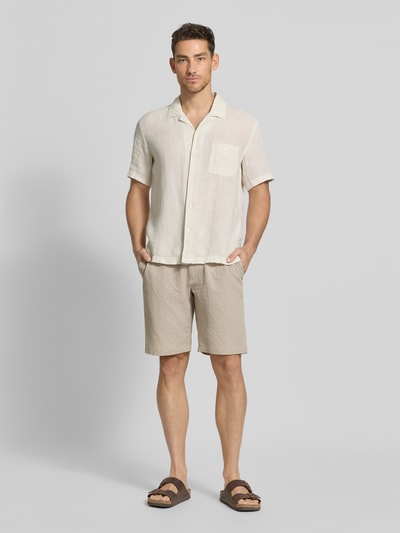 Männermodel trägt Shorts mit elastischem Bund und Eingrifftaschen von MCNEAL, Regular-Fit, Strukturmuster, Ganzkörperansicht von vorne.