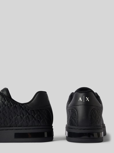Produktfoto, Sneaker mit Schnürung und Logo-Muster von Armani Exchange in Schwarz, Label-Detail, abgerundete Spitze, Absatzhöhe 3 cm, Schafthöhe 8 cm, Schaftweite 10 cm, Herren Sneaker