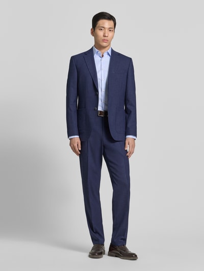 Männermodel trägt Regular Fit Anzugsakko mit Woll-Anteil Modell 'JANSON' von BOSS in Melange-Optik, Twill, Ganzkörperansicht von vorne.