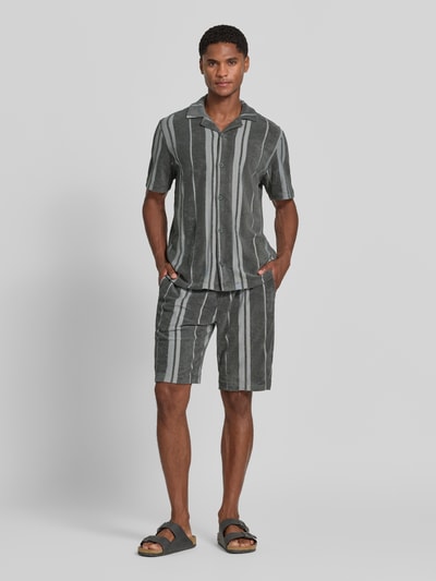 Männermodel trägt Regular Fit Freizeithemd in Frottee-Optik von Tom Tailor in Grau mit weißen Streifen, Ganzkörperansicht von vorne, Herren Freizeithemd von Tom Tailor