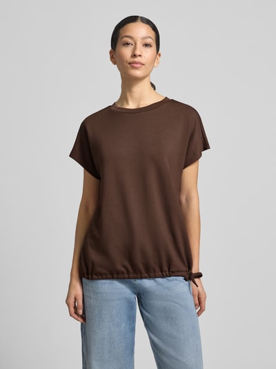 Vrouwenmodel draagt T-Shirt met Rundhalsausschnitt van Soyaconcept in bruin, regular fit met kapmouwen, modal-mix en tunnelkoord. Ganzkörperansicht van voren.