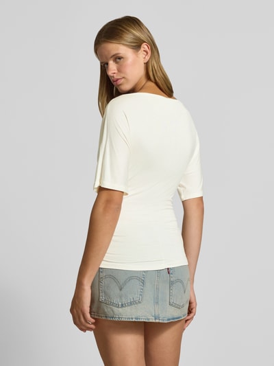 Frauenmodel trägt T-Shirt mit Carmen-Ausschnitt Modell 'JUNE' von NOISY MAY®, helle Farbe, glatte Textur, Rückenansicht, Damen T-Shirt aus Viskose-Elasthan-Mix, Slim Fit, mit Raffungen und 1/2-Arm, Rückenlänge bei Größe S 67 cm.