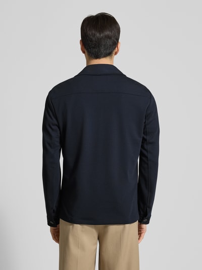 Männermodel trägt Slim Fit Hemdjacke mit Kentkragen Modell 'DiJohn' von Zuitable, dunkle Farbe, Material-Mix mit Viskose-Anteil, Ganzkörperansicht Rückansicht.