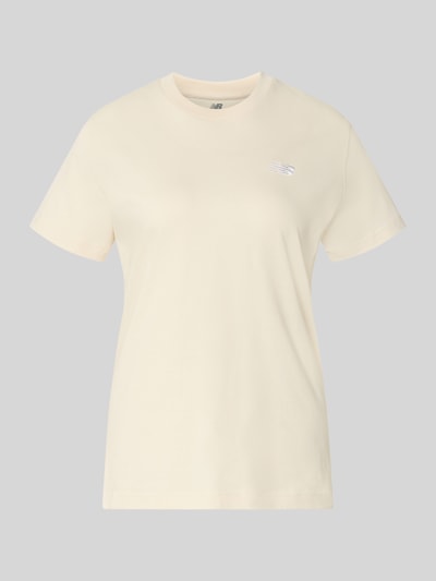 Produktfoto, Regular Fit T-Shirt aus reiner Baumwolle von New Balance in hellem Beige mit Logo-Stitching, Rundhalsausschnitt, kurzärmlig.