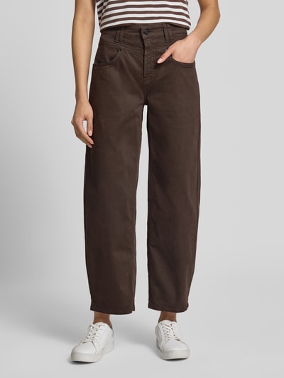 Frauenmodel trägt dunkelbraune Regular Fit Barrel Jeans aus Baumwoll-Mix Modell 'ODELE' von CAMBIO, Damen Barrel Jeans, Nahaufnahme Oberkörper.