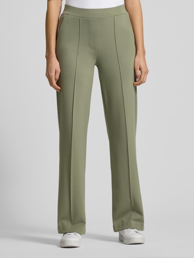 Frauenmodel trägt Hose mit Längsnähten und elastischem Bund von Smith and Soul in Grün, Material-Mix mit Viskose-Anteil, Regular-Fit, Ganzkörperansicht von vorne.