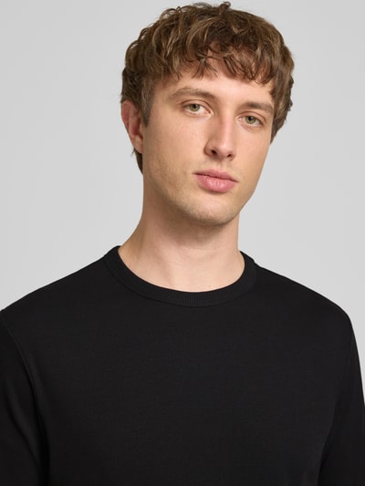 Männermodel trägt Regular Fit T-Shirt aus Baumwoll-Mix von Marc O'Polo Denim in Schwarz, unifarben, Rippstruktur, Nahaufnahme Oberkörper.