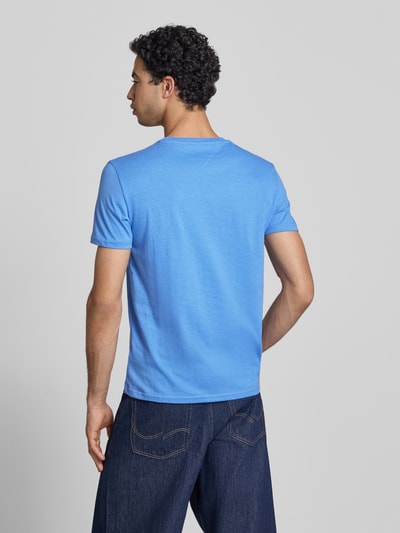 Męski model nosi Slim Fit T-Shirt Modell 'TJM XSLIM JASPE HTR TEE E' von Tommy Jeans, efekt: jednolity kolor, krój slim fit, wyhaftowane logo, dekolt w serek, krótki rękaw, Ganzkörperansicht Rückansicht.