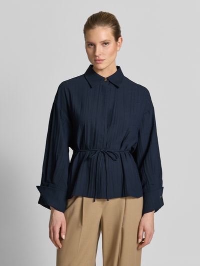 Vrouwenmodel draagt Regular Fit Jacke aus leichtem Plissee Modell 'AGITARE' van MAX&Co., donkerblauw, uni, lange mouw, plisséstructuur, vooraanzicht bovenlichaam