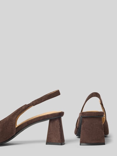 Produktfoto, Pumps mit offener Ferse von BIANCO in brauner Velours-Optik, glatte Sohle, spitze Passform, 6 cm Absatzhöhe, Schaftweite 20 cm