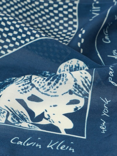 Productfoto, Tuch aus reinem Modal van CK Calvin Klein, blauw-wit patroon met zachte textuur
