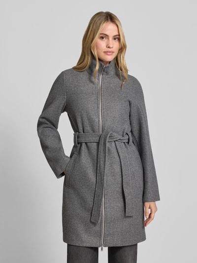 Frauenmodel trägt Regular Fit Mantel mit Taillengürtel von VERO MODA, grau, glatte Webpelz-Optik, Ganzkörperansicht von vorne, Damen Teddy- / Webpelzmantel.