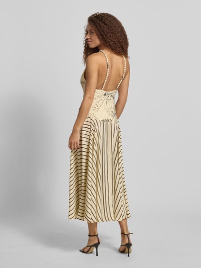 Frauenmodel trägt Maxikleid im Allover-Look Modell 'MILLE' von Topshop, Taillierter Schnitt, Träger im Perlen-Look, Rückansicht Ganzkörperansicht. Rückenlänge bei Größe 36: 134 cm, Brustweite bei Größe 36: 38 cm, cremefarbene Basis mit schwarzen Linien und floralen Details, fließende Textur.