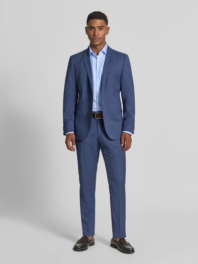 Männermodel trägt Slim Fit Business Hemd mit Kentkragen aus Feintwill von Seidensticker in Hellblau, Ganzkörperansicht von vorne. Unifarbenes Design aus reiner Baumwolle, feine Webstruktur, durchgehende Knopfleiste, Sportmanschetten.
