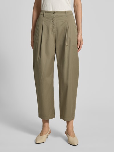 Frauenmodel trägt Barrel Fit Hose mit Eingrifftaschen Modell 'LISAN' von Raffaello Rossi aus Baumwoll-Elasthan-Mix, Ganzkörperansicht von vorne.