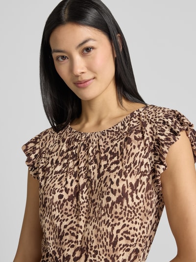 Vrouwenmodel draagt Knielanges Kleid mit U-Boot-Ausschnitt van zero in lichtbruine materiaalmix met stretch, dierenprint, vlindermouwen, strikceintuur, getailleerd model, boothals, knielengte, detailopname bovenlichaam.
