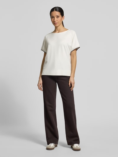 Frauenmodel trägt Damen T-Shirt aus Viskose-Mix mit Rundhalsausschnitt Modell 'Giprep' von OPUS, Relaxed-Fit, Kontraststreifen, Ganzkörperansicht von vorne.