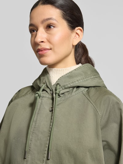 Vrouwenmodel draagt Regular Fit Jacke aus reiner Baumwolle van Marc O'Polo, look: effen, capuchon met tunnelkoord, sluiting met drukknopen, puur katoen, nahaufnahme bovenlichaam.
