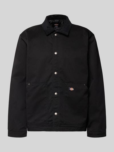 Produktfoto, Jacke mit Umlegekragen und Label-Detail von Dickies, schwarze Herren Jacke im Material-Mix mit Baumwoll-Anteil, Regular-Fit, Knopfleiste, Eingrifftaschen, Rückenlänge 75 cm, Schulterbreite 47 cm, Brustweite 64 cm, Ärmellänge 66 cm, strukturierte Oberfläche, klare Linien