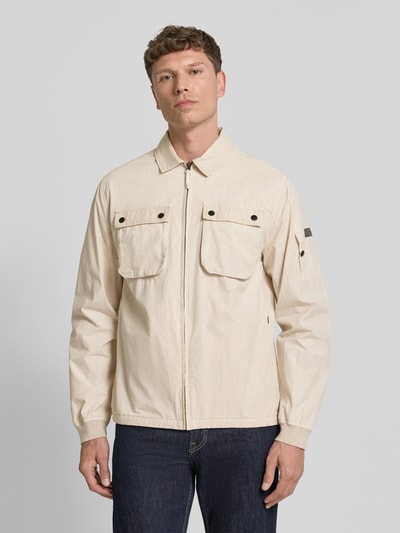 Männermodel trägt Modern Fit Overshirt mit Label-Patch Modell 'Garmentdye' von Fynch-Hatton aus Reine Baumwolle, Vorderansicht Oberkörper.