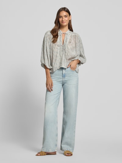 Frauenmodel trägt Relaxed Fit Kurzarmbluse mit Modal-Anteil Modell 'C_BALES' von BOSS Orange für Damen; helle, fließende Stoffstruktur, Ganzkörperansicht von vorne.