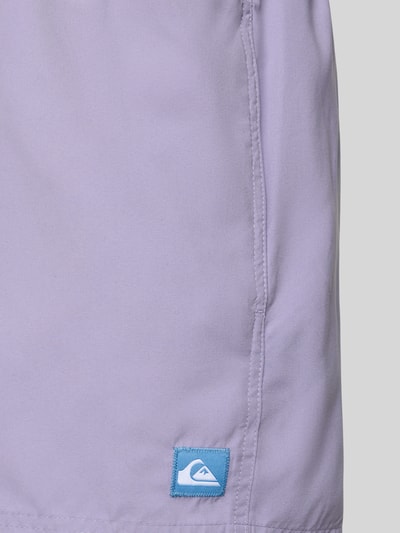 Produktfoto, helllila Regular Fit Badehose mit Logo-Patch Modell 'Everyday' von Quiksilver, glatte Textur, elastischer Bund, Nahaufnahme.
