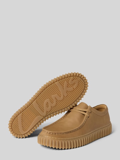 Produktfoto, Bootsschuhe aus beschichtetem Leder Modell 'Torhill' von Clarks in Beige mit profilierter Sohle, Absatz 4 cm, Größe 44, neutrale Studioansicht.